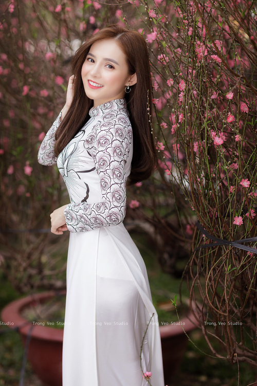 “宽板滑水：东三叉湖赛场创新运动，激情无限”